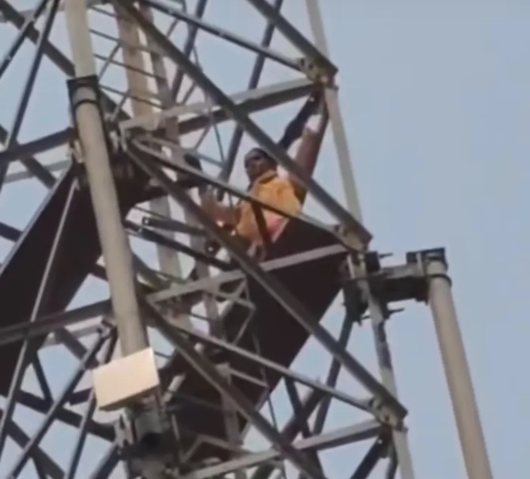 कुशीनगर में सनसनी: प्रेमी को छुड़ाने की मांग पर नाबालिग चढ़ी मोबाइल टावर पर 