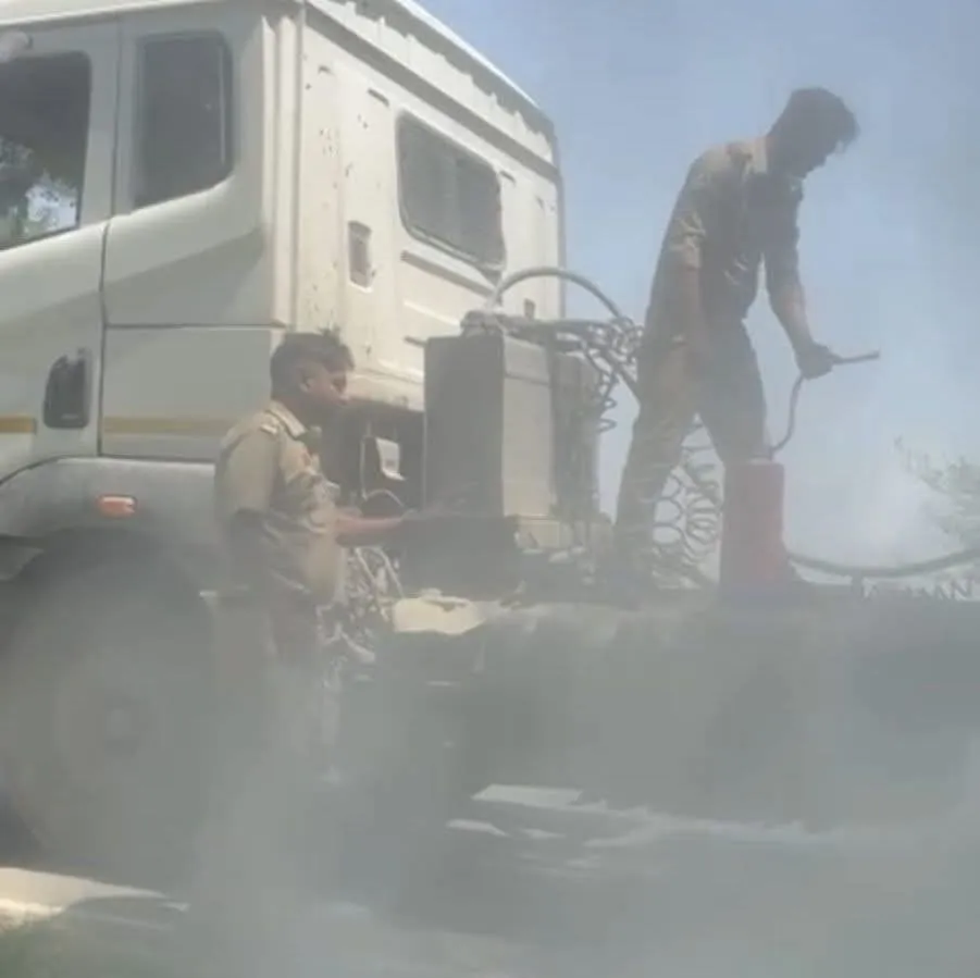 कचोरा रोड पर दौड़ते डंपर में लगी आग