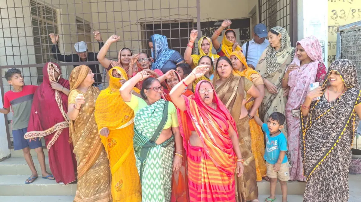 महिलाओं ने प्रदर्शन कर स्मार्ट मीटरों का विरोध किया 