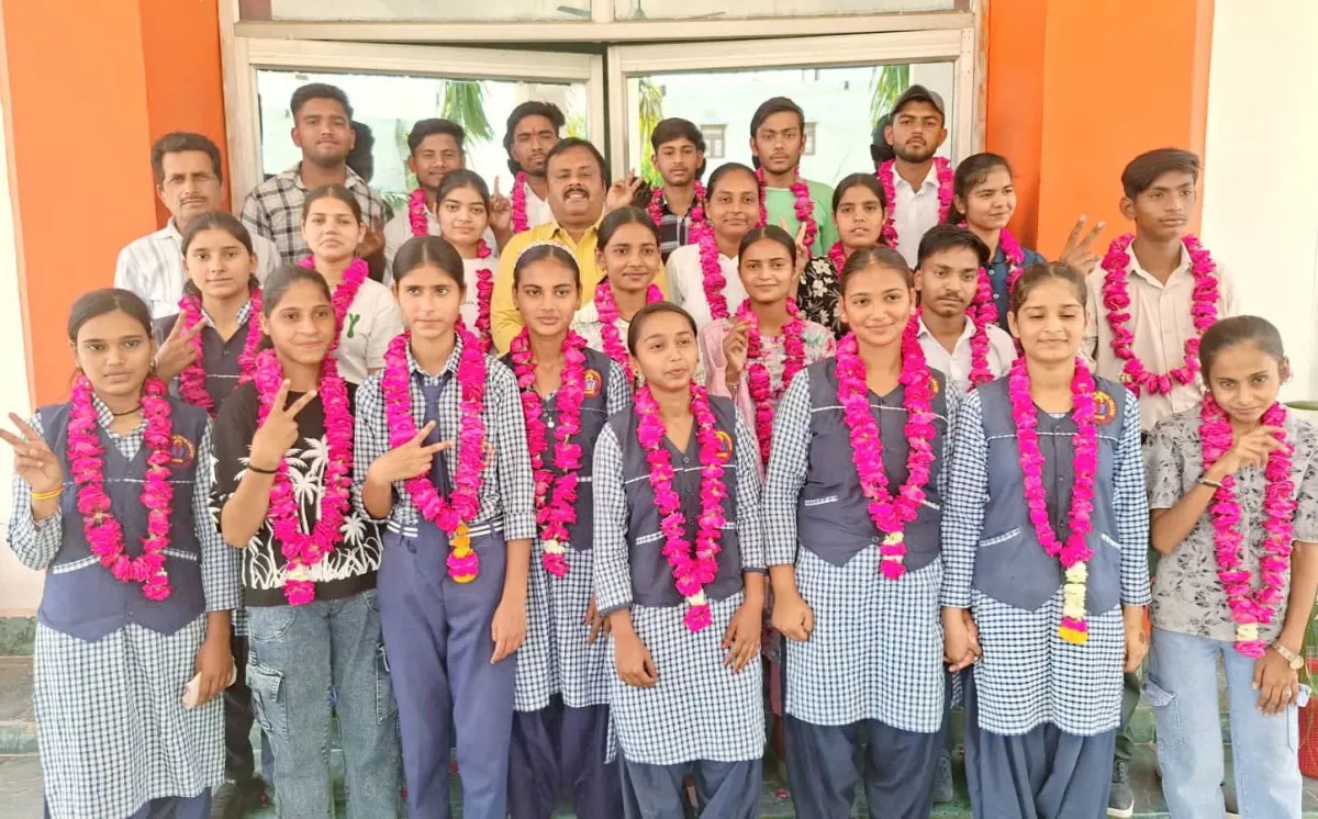 माँ नारायणी इंटर कॉलेज के छात्र निखिल ने UP बोर्ड के जिला मेरिट में मारी बाज़ी, टॉप-10 में बनाई जगह”