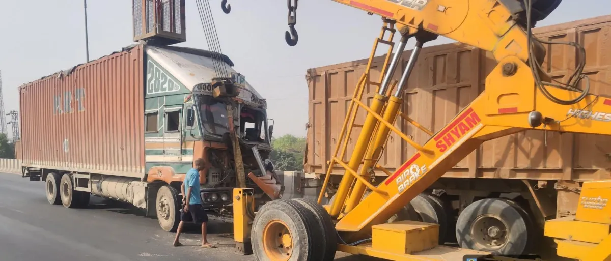 ओवरब्रिज पर डंपर में ट्रक की टक्कर, दो चालक घायल; हाइड्रा से हटवाए वाहन, यातायात बहाल