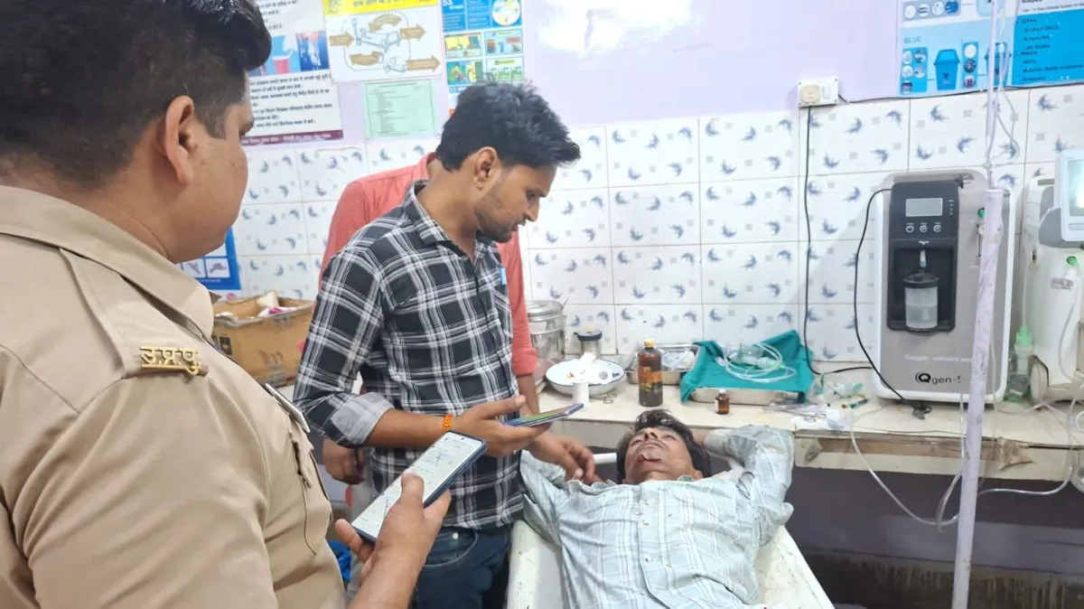 सांड से टकराई बाइक, युवक गंभीर घायल; सैफई पीजीआई रेफर