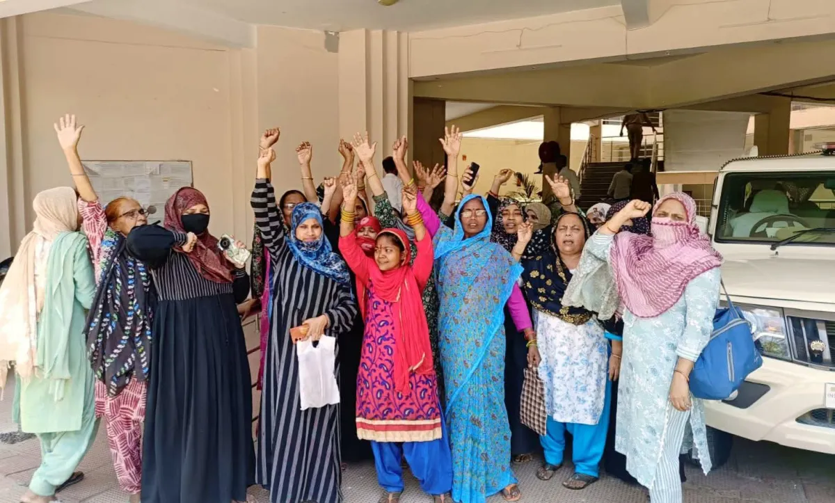 गलत बिलिंग और बिजली कटौती से भड़कीं महिलाएं, तहसील व बिजली विभाग में हंगामा