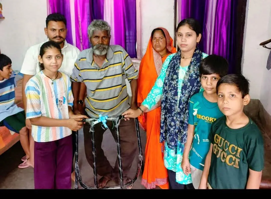 मानव सेवा की मिसाल: बच्चों ने गुल्लक तोड़कर जरूरतमंद को दिया सहारा