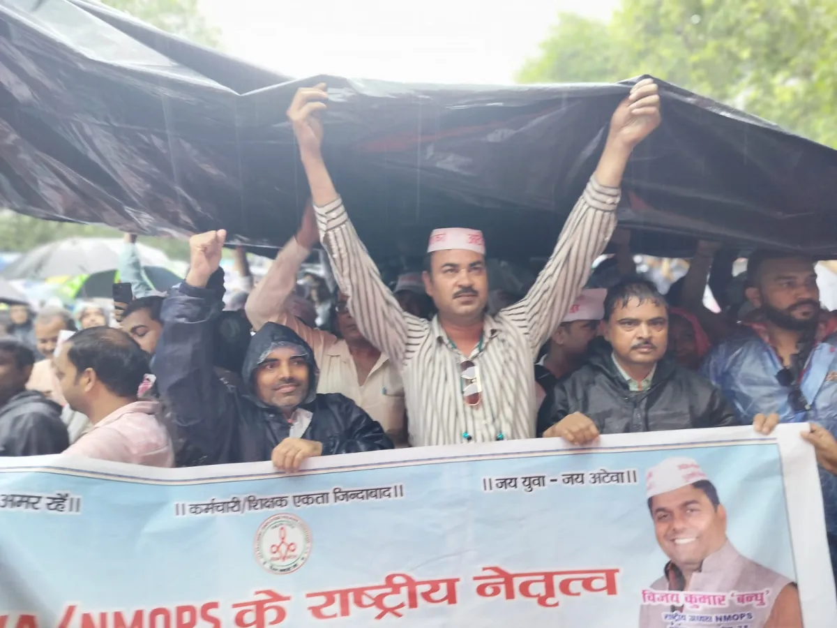 लखनऊ पहुंचकर शिक्षकों-कर्मचारियों ने पुरानी पेंशन बहाली की आवाज उठाई।  