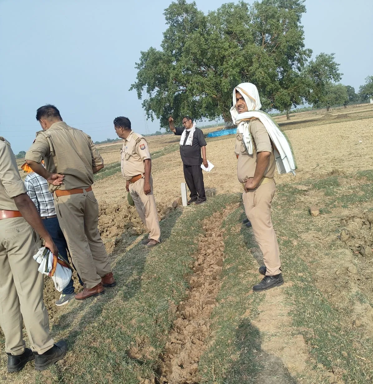 चित्रकूट : मेड़बंदी के पत्थर उखाड़े, पैमाइश मानने से इनकार! प्रशासन ने कराई FIR, राजस्व विभाग के काम में बाधा डालने वालों पर सख्ती