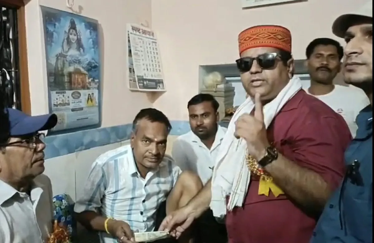 इलेक्ट्रॉनिक एंड प्रिंट मीडिया वेलफेयर एसोसिएशन ने दुर्घटना में घायल पत्रकार विनीत कुमार को इलाज के लिए आर्थिक मदद