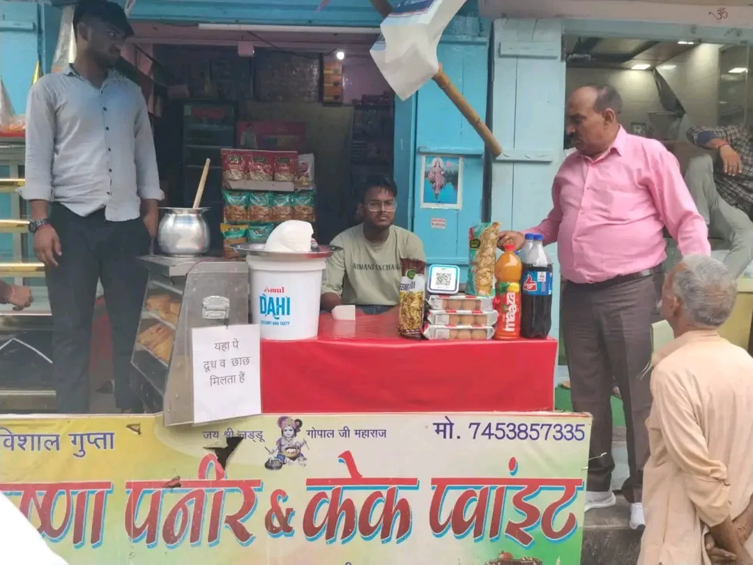 सावन में मिलावटखोरों पर चला खाद्य विभाग का डंडा, एक दर्जन दुकानों पर छापे
