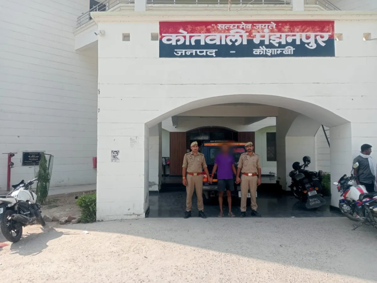 कौशाम्बी : जमीन के लिए चली तलवार! टेवां गांव में दो पक्षों में खूनी झड़प, पुलिस ने एक आरोपी को तलवार समेत दबोचा