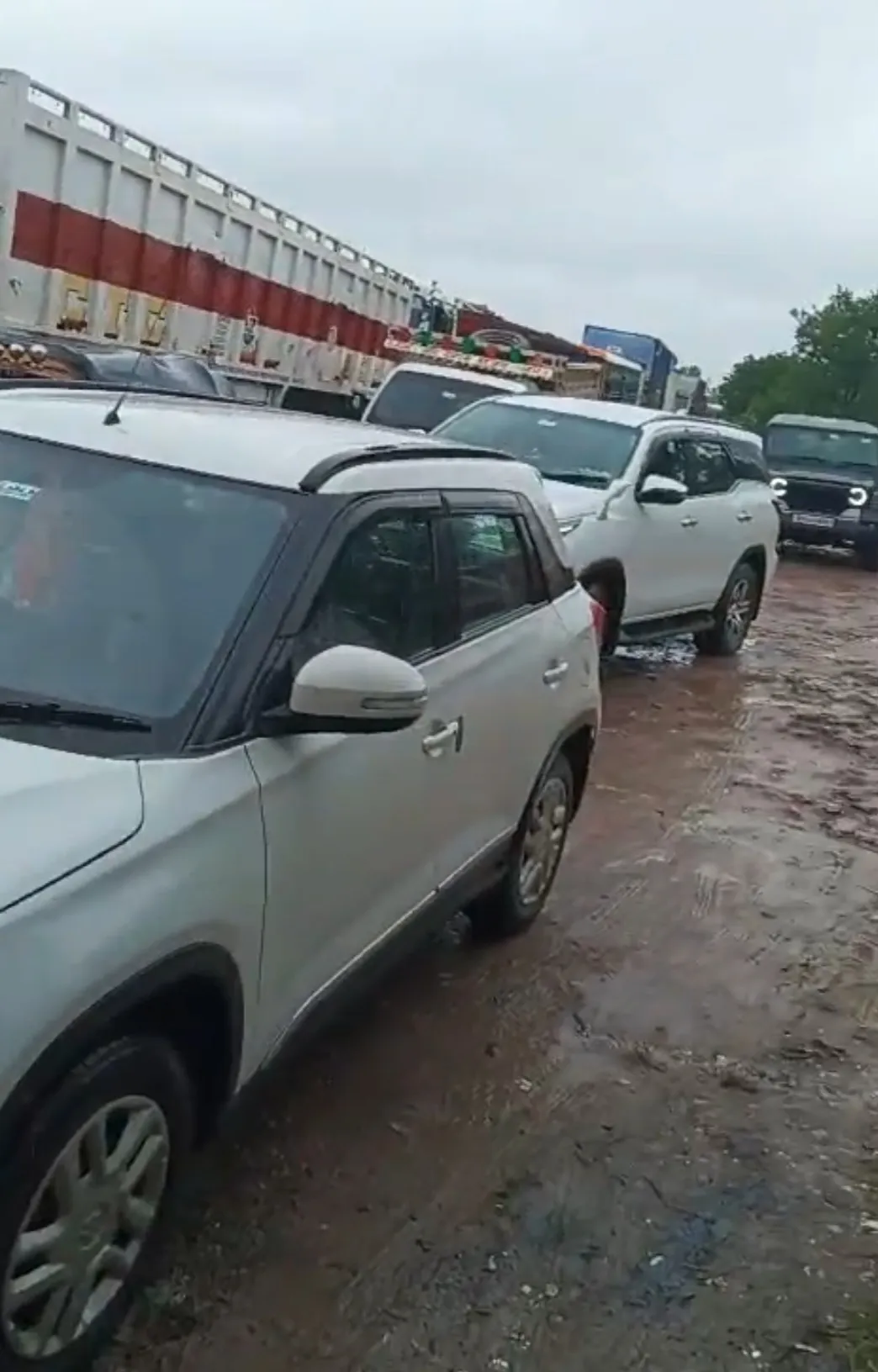बारिश से हाईवे-19 पर लगा लंबा जाम, आवागमन ठप